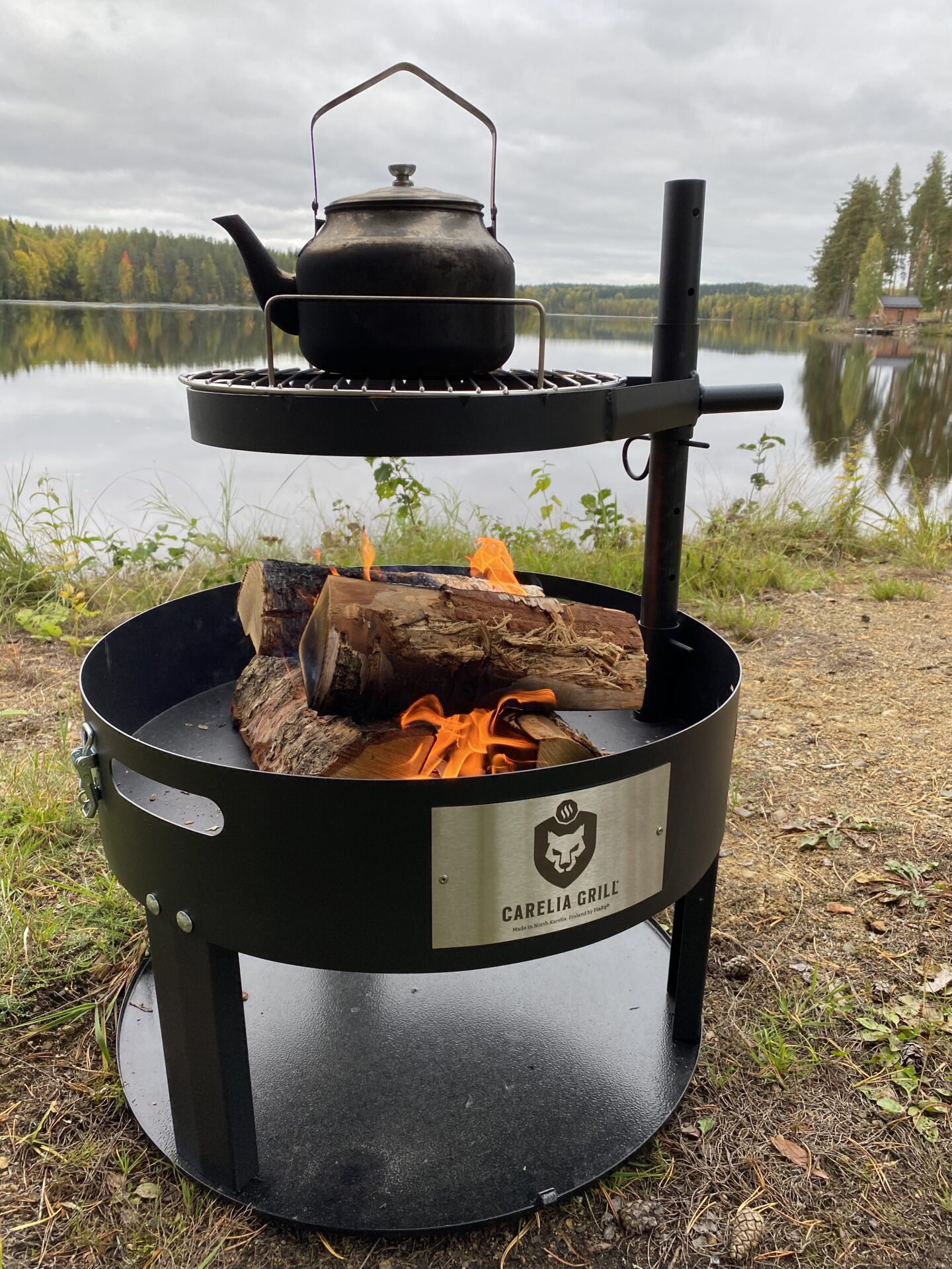 Zentrale Grill- und Kochlösung für skandinavisch inspirierte Outdoor-Küchen, Grillplätze und gesellige Abende am Feuer.