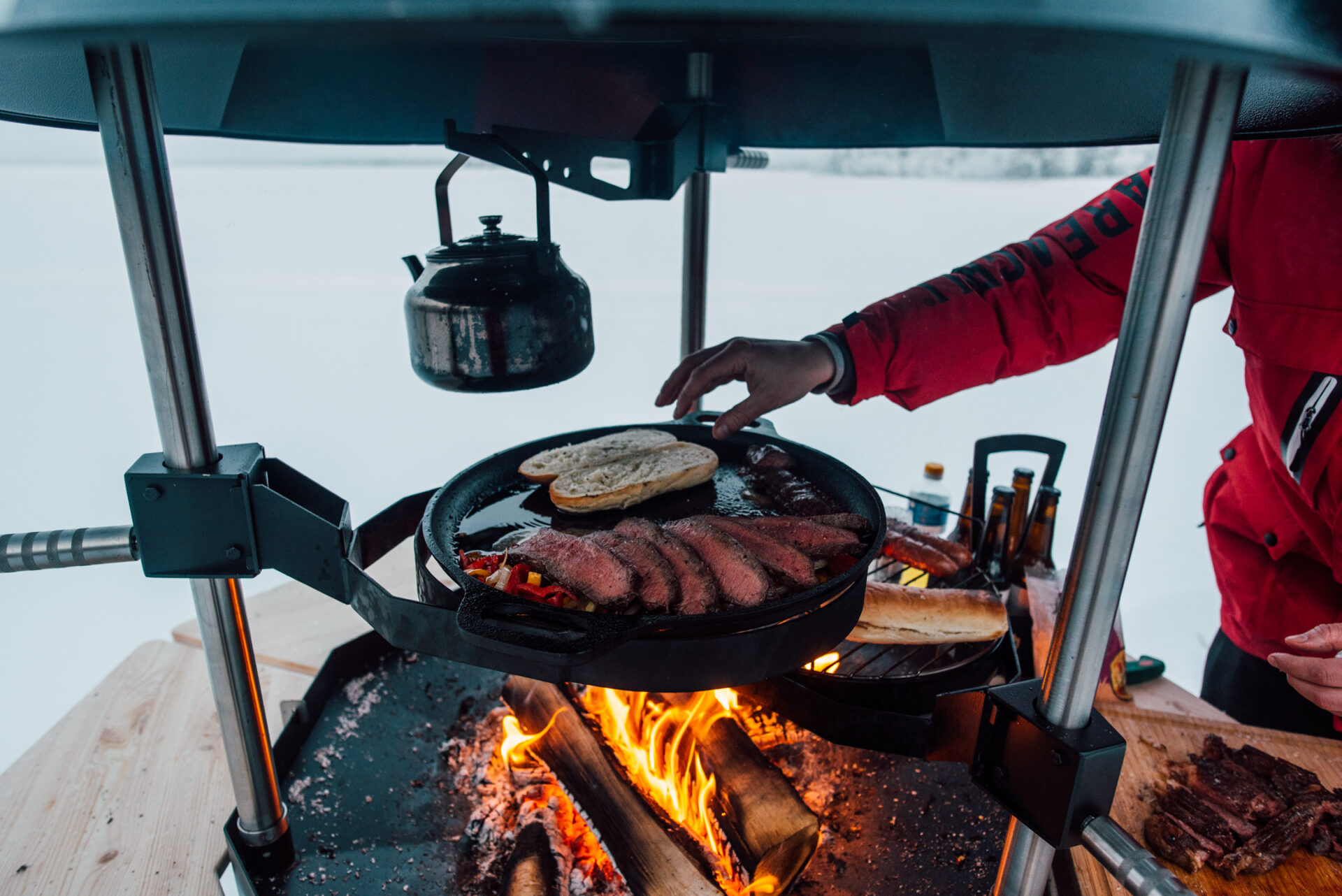 Charakterstarke Grilllösung für Garten, Kota-Küche oder Grillhütte – ideal für nordisches Kochen und Grillen im Freien.