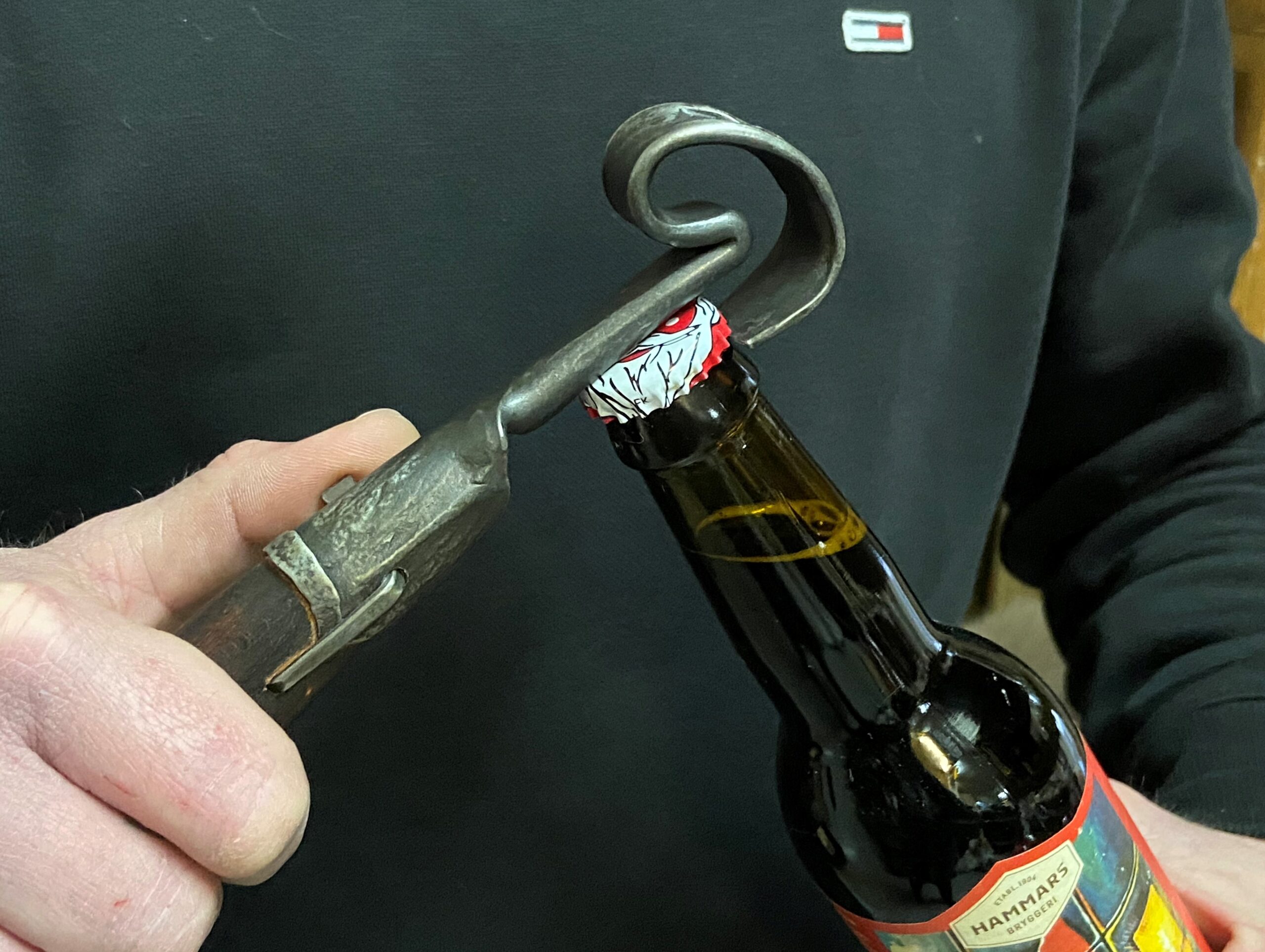 Handgeschmiedeter Flaschenöffner mit gebranntem Wacholdergriff – Bild 2