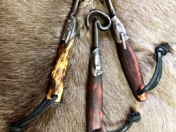 Handgeschmiedeter Flaschenöffner mit gebranntem Wacholdergriff