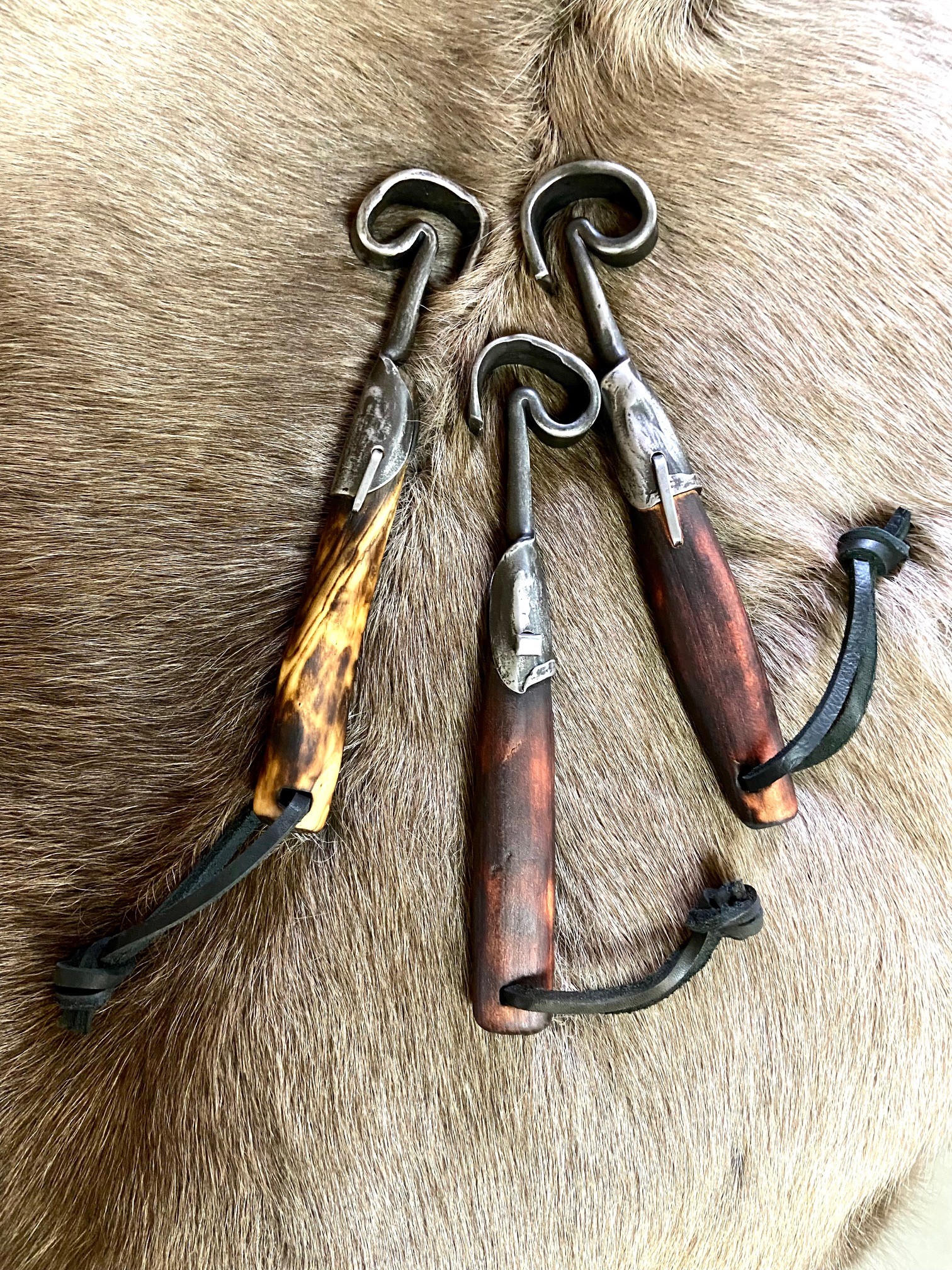 Handgeschmiedeter Flaschenöffner mit gebranntem Wacholdergriff