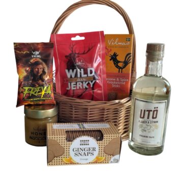 Geschenkkorb geflochtene Weide mit schwedischen Keksen, Utö Schnaps, estnischen Honig, schwedischen Knäckebrotsticks und Süßigkeit und estnischem Trockenfleisch Hirsch