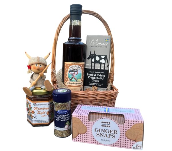 Geschenkkorb gefüllt mit "Waldarbeitersirup", Vilmas Knäckebrotsticks, Kekse mit Ingwer, Santa Maria Gewürz, Moeberr-Konfitüre und einem handgefertigtem Wikingerpüppchen