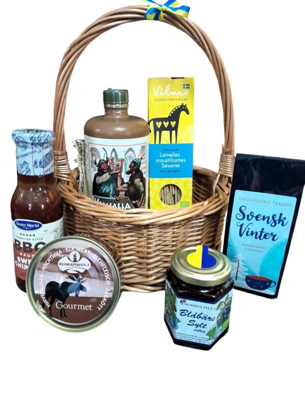 Gut gefüllter Geschenkkorb mit nordischen Produkten: Dänischer Met, Santa Maria BBQ Sauce, Elchfleisch in der Dose, Konfitüre, Knäckebrotsticks und Früchteteemischung