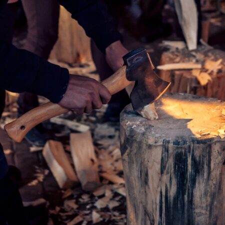 Gränsfors Bruk Große Schnitzaxt in Aktion beim Bearbeiten eines Holzstückes