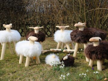 Handgefertigte Holzschafe mit echtem Schafsfell