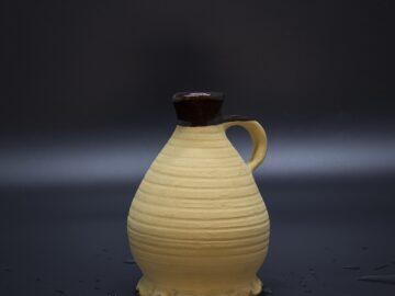 Sahne- und Milchkanne aus Keramik