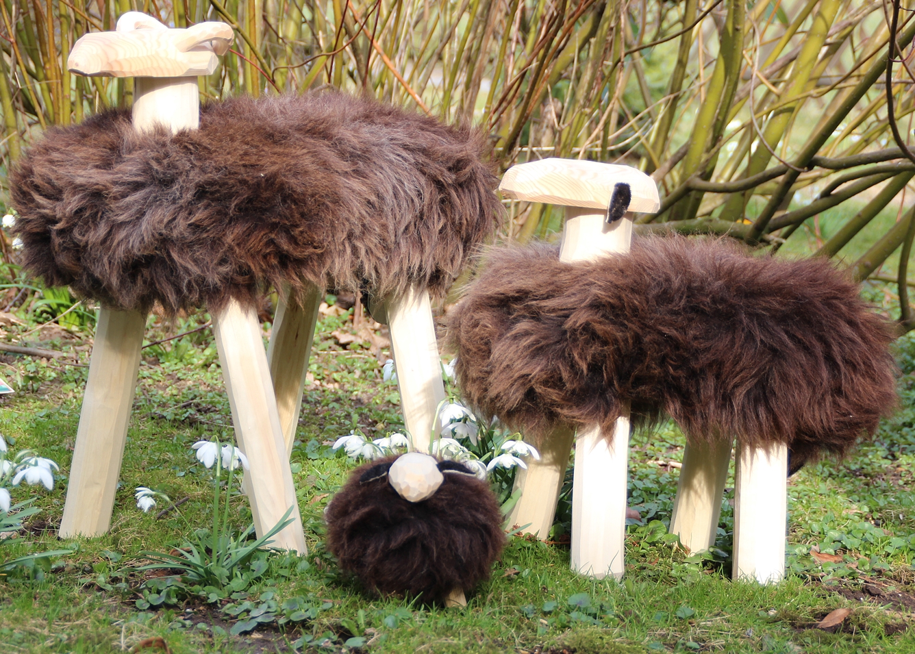 Handgefertigte Holzschafe mit echtem Schafsfell – Bild 2