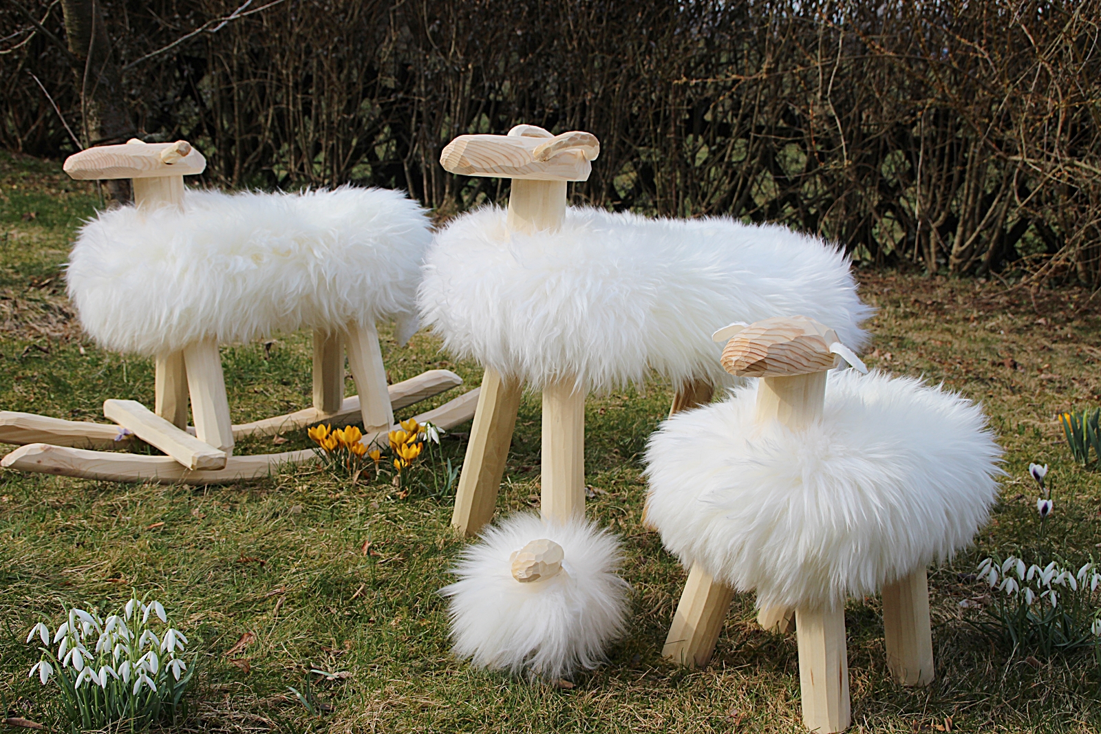 Handgefertigte Holzschafe mit echtem Schafsfell – Bild 3