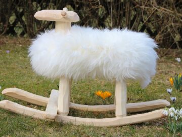Schaukelschaf - Handgefertigte Holzschafe mit echtem Schafsfell