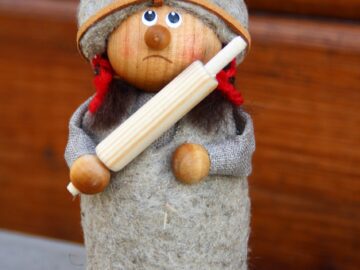 Wikingerfrau mit Nudelholz