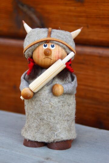Wikingerfrau mit Nudelholz