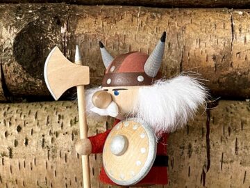 Wikingermann mit Schild und Beil