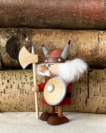 Wikingermann mit Schild und Beil