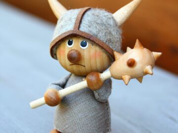 Wikingerjunge stehend