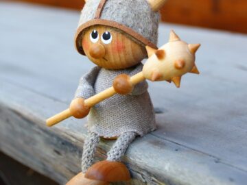 Wikingerjunge sitzend