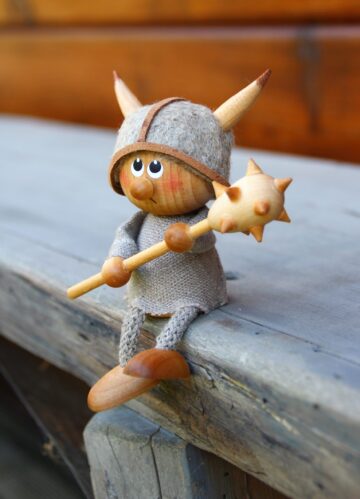 Wikingerjunge sitzend