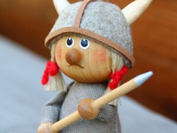 Wikingermädchen stehend