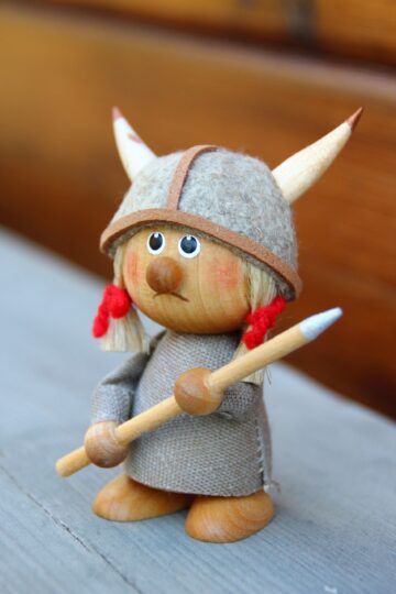 Wikingermädchen stehend