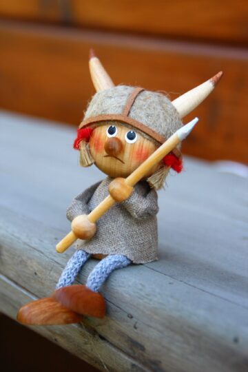 Wikingermädchen sitzend