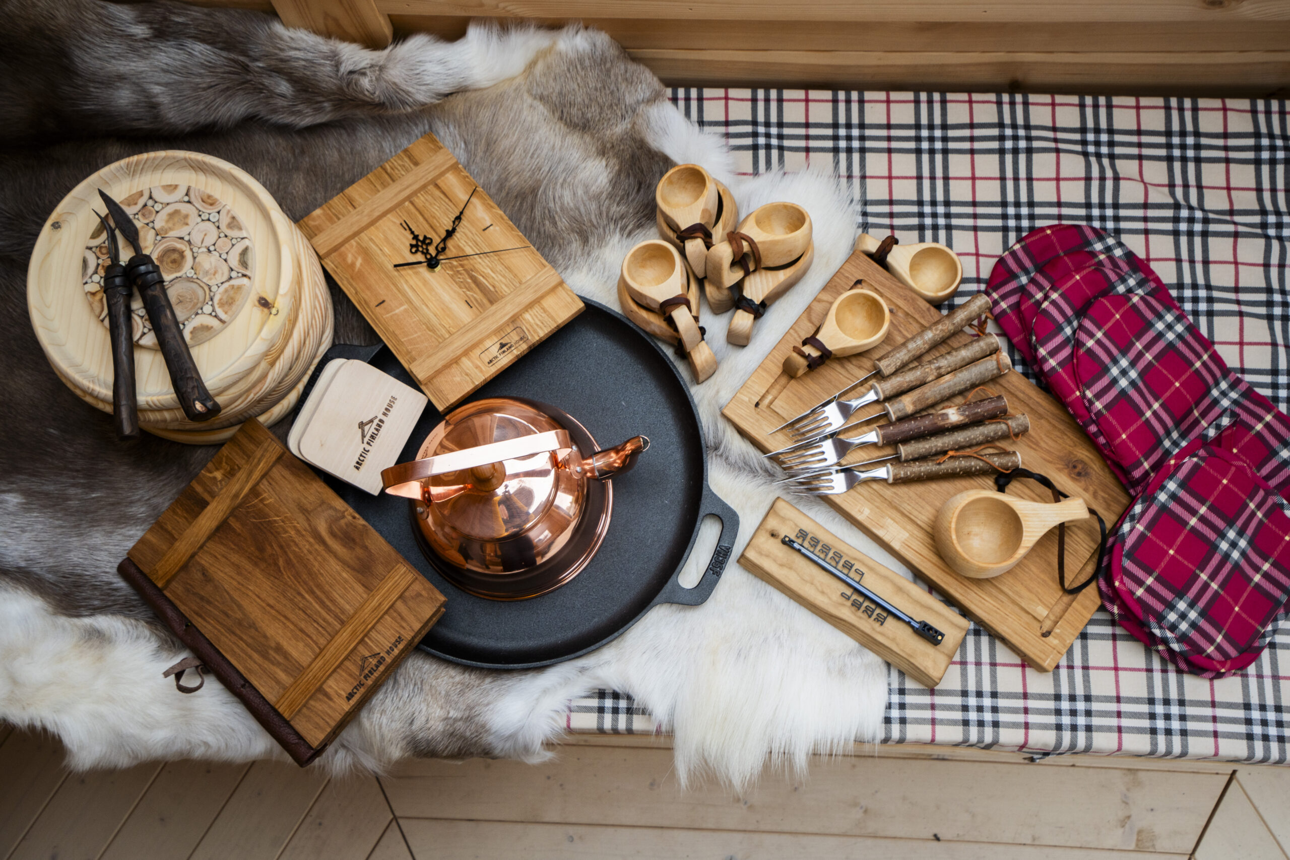 Wählen Sie die Ausstattung C, erhalten Sie neben dem Paket A+B auch das Lappland-Paket mit 5 Rentierfellen oder alternativ Sitzkissen sowie Essgeschirr, Grill- und Eßbesteck, Topfhandschuhe, große und kleine Trinkbecher aus Holz, Bratpfanne, Kupferkessel, Uhr, Untersetzer,Thermometer und ein Gästebuch.