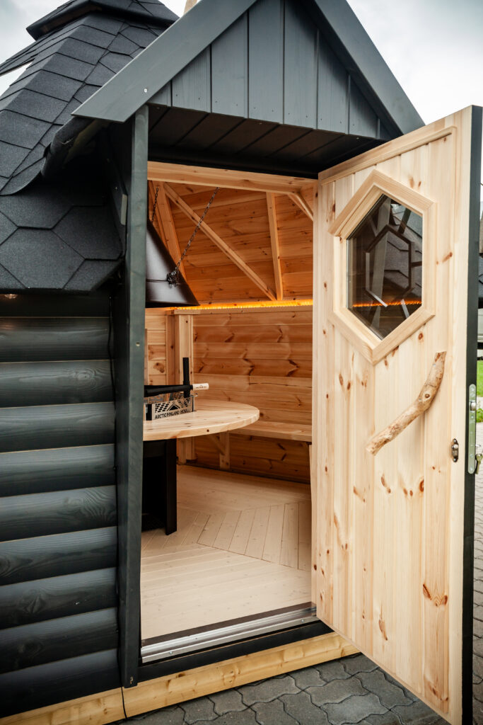 Grillkota mit Saunaanbau mit geöffneter Tür