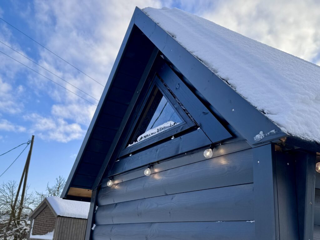 Grillkota mit Saunaanbau, Giebeldreiecksfenster am Saunaanbau