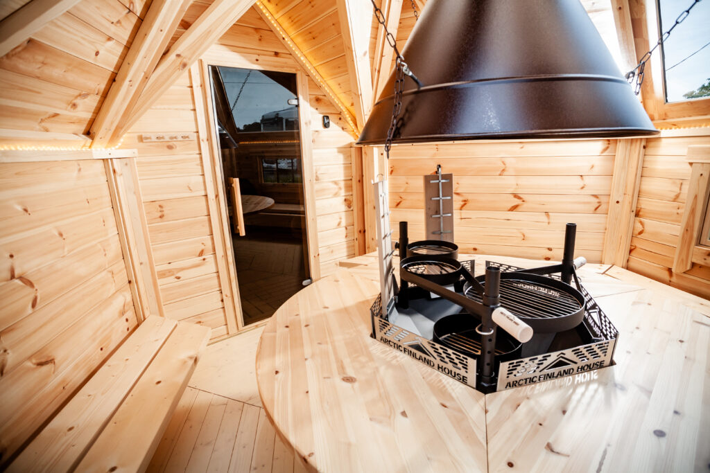 Grillanlage in der Kota mit Blick auf die Saunatür