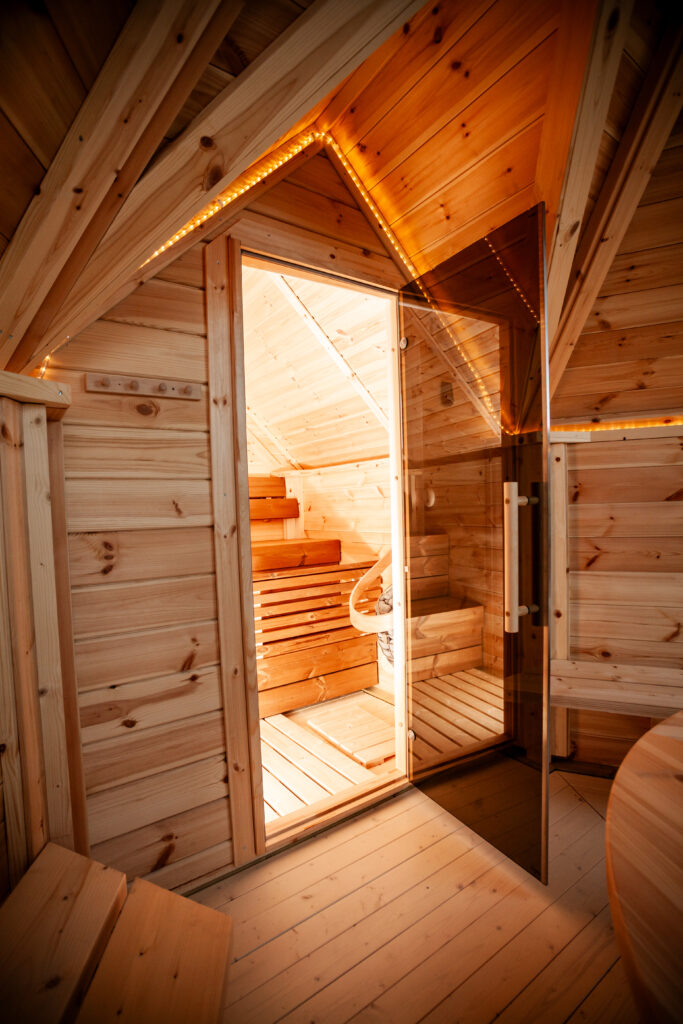 Geöffnete Saunatür in der Grillkota mit Saunaanbau