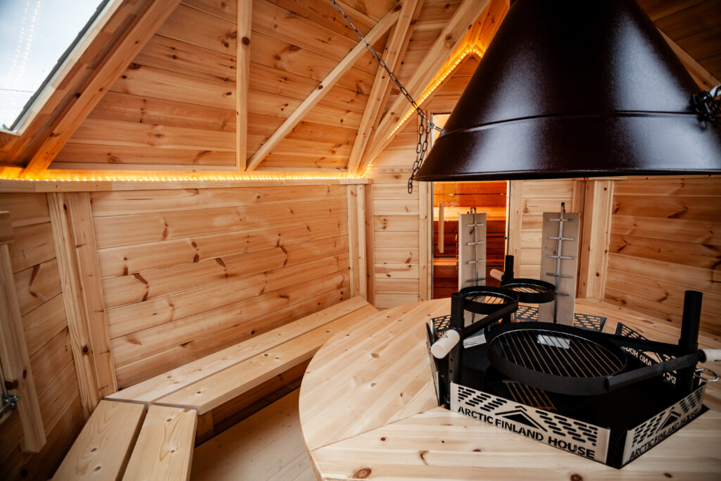 Grillanlage mit Eßtischen und Bänken im Innenbereich der Kota