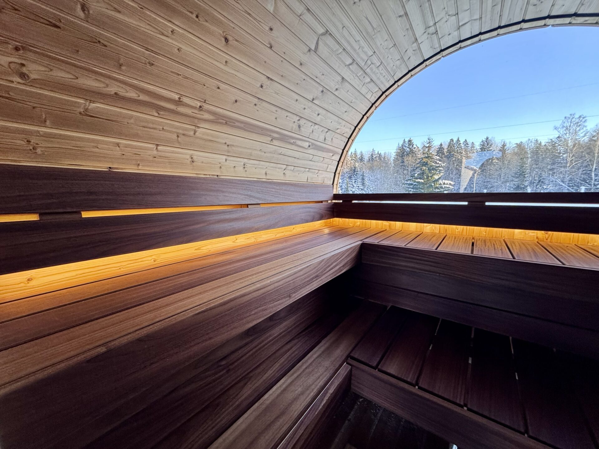 Saunafass Valter Liege- und Sitzbereich im Saunaraum