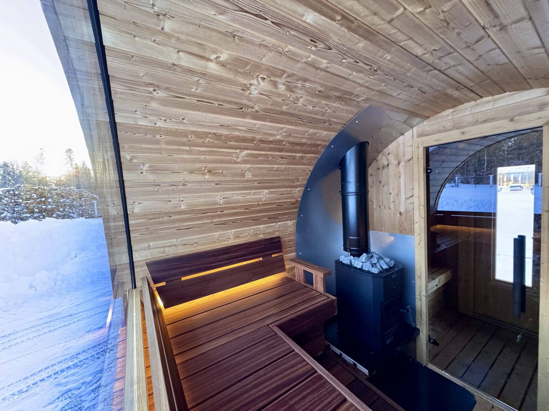 Saunafass Valter im Saunabereich mit Saunaofen