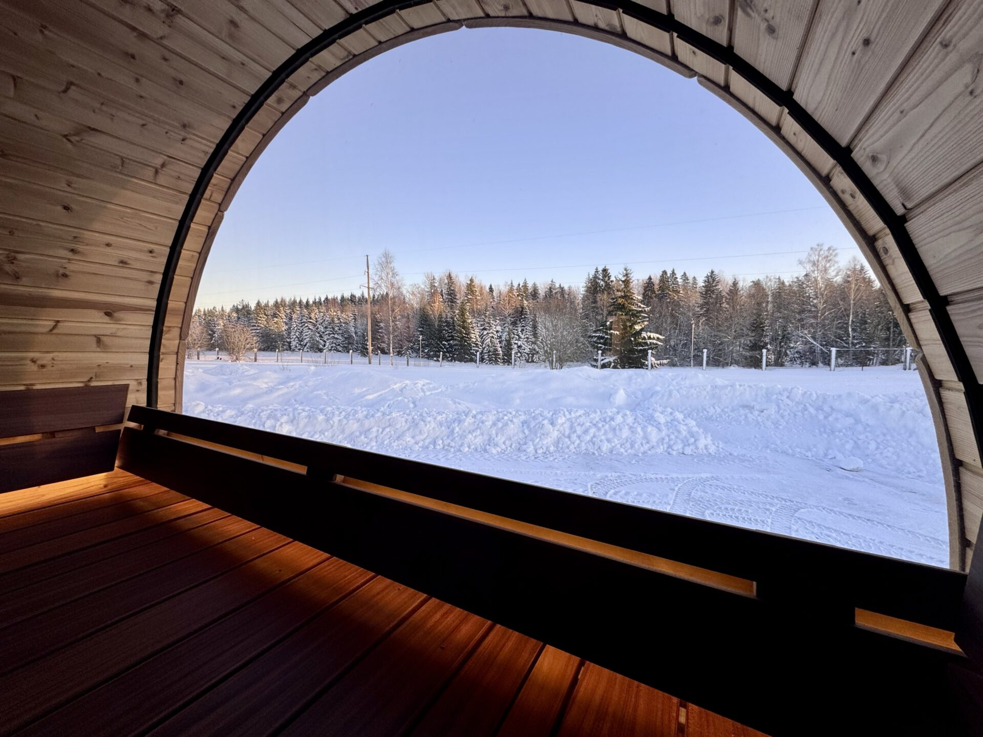Saunafass Valter mit Blick durch das Panoramafenster von innen
