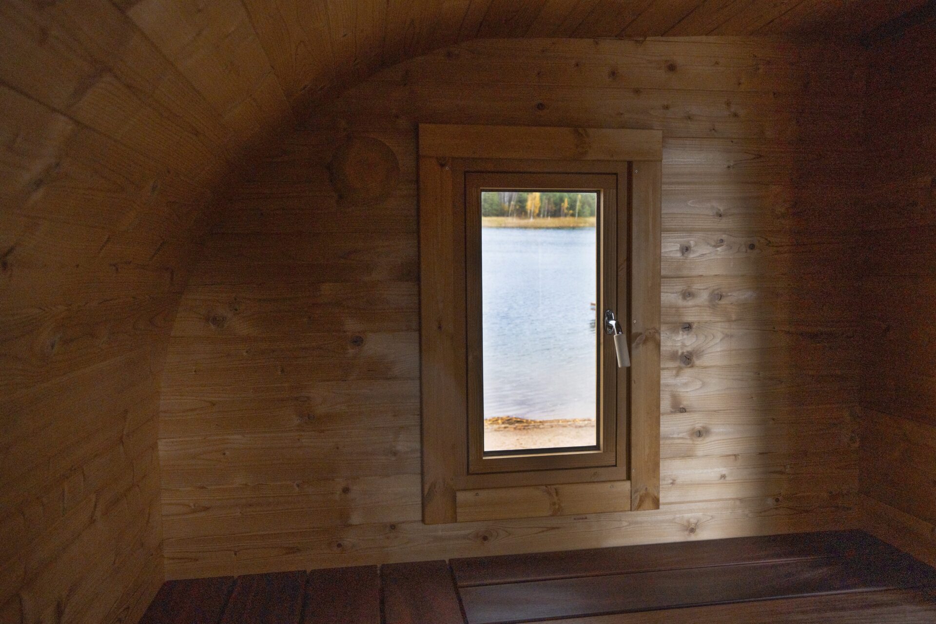 Viereckiges Fenster zum Öffnen auf dem Saunaanhänger