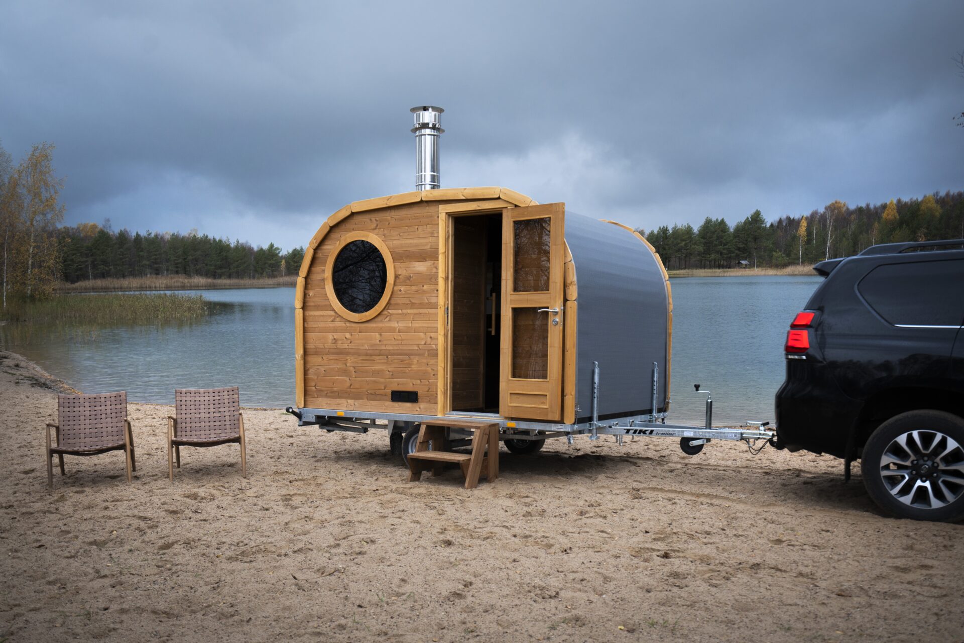 Saunaanhänger mit Auto am See, Sandstrand / Ufer mit Relaxestühlen