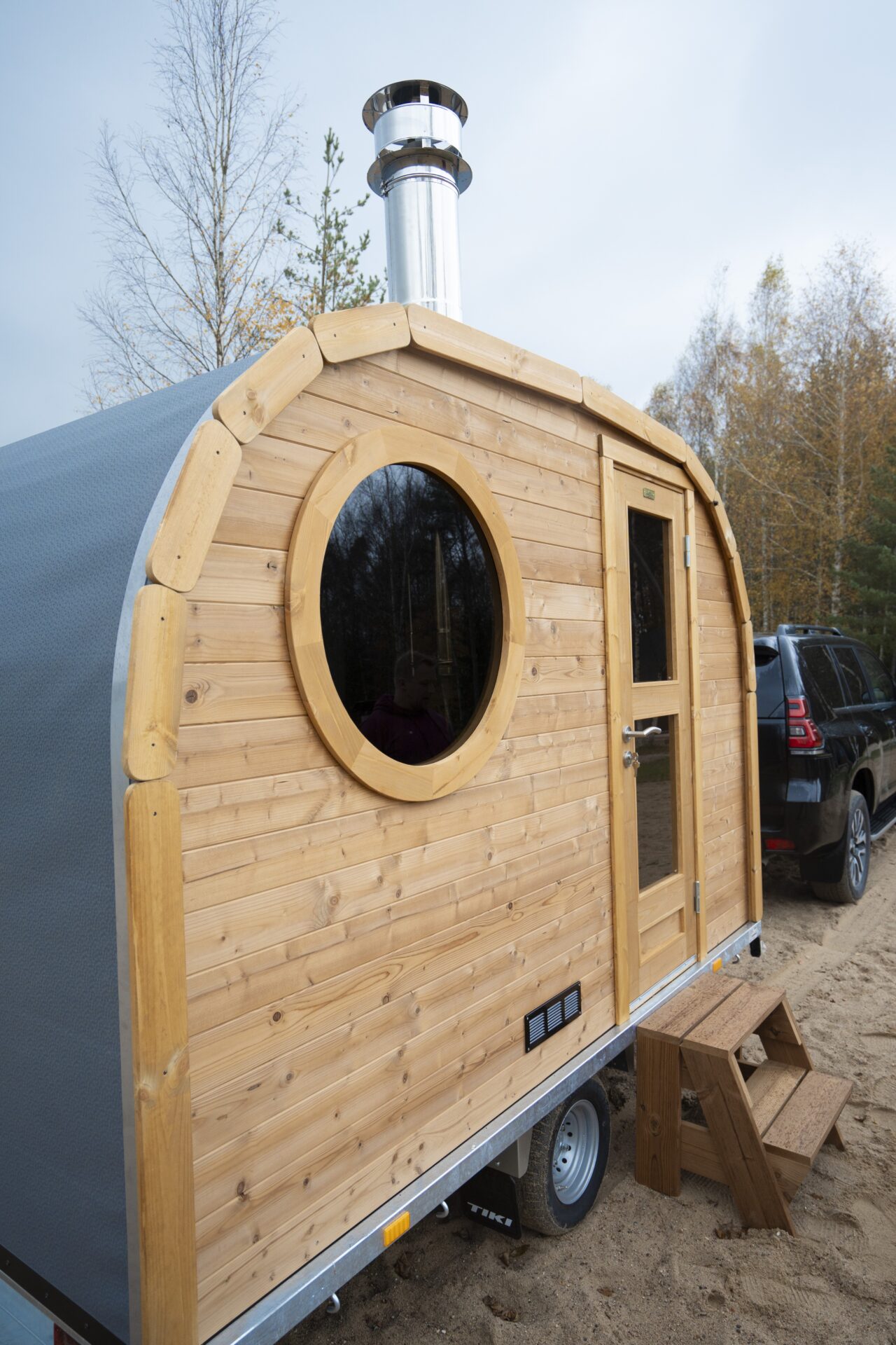 Trailer Sauna mir rundem Saunafenster und Eingangstür