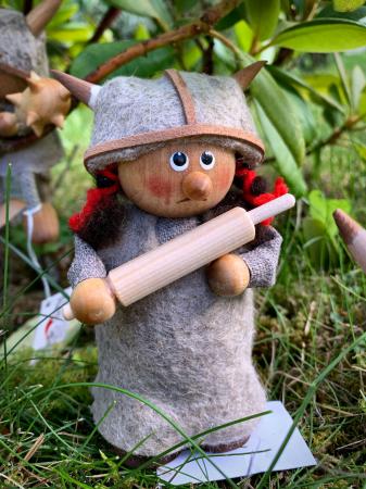 Wikingerfrau mit Nudelholz